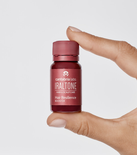 3. Foto_mano_Hair_Resiliance IRALTONE Hair Resilience Booster - Imagen 2